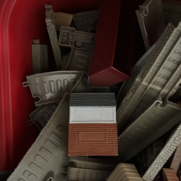 Bucket full of Thomas the Train lot - Picture 3 of 3